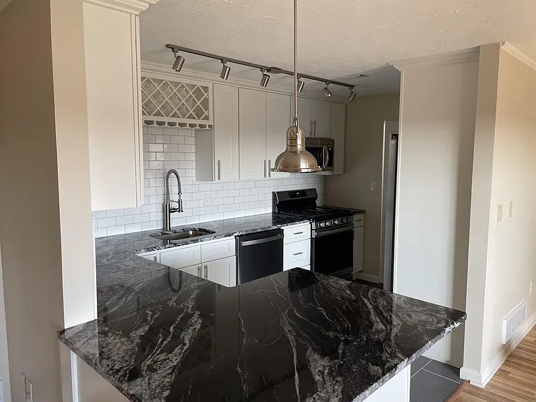 7225-7247 Beacon Hill Dr — Photo 2