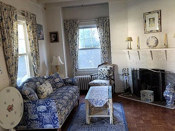 Living room w Fireplace