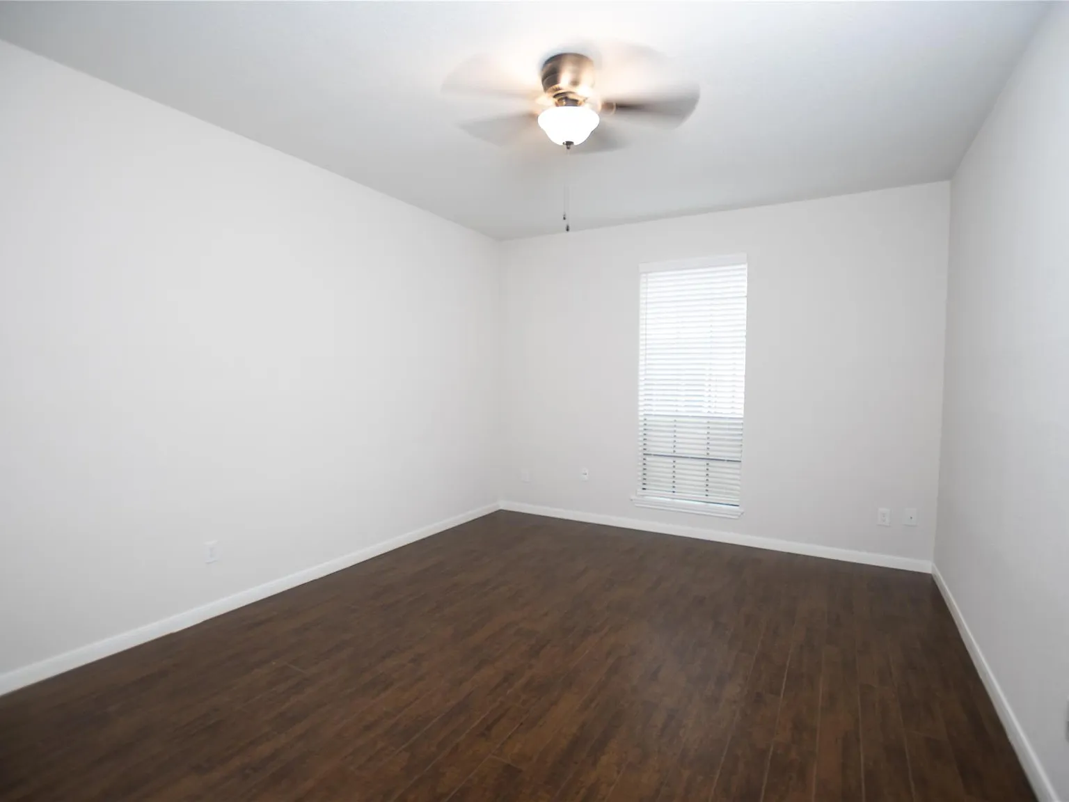 1 bed, 1.0 bath, 860 sqft, $1,300 — Photo 2
