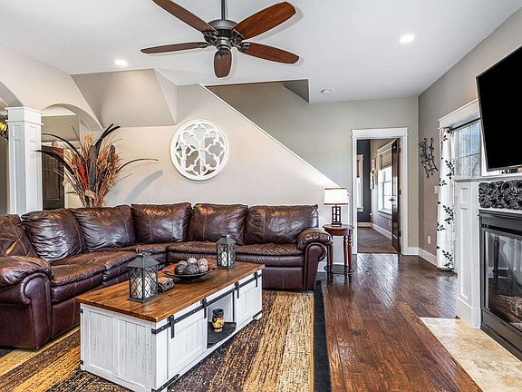 4th image of 887 Amara Ct