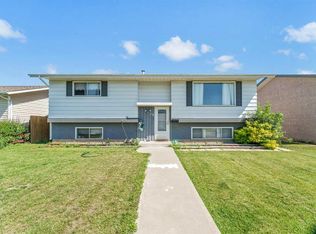 28 S Rossdale St SE, Medicine Hat, AB T1B1X4