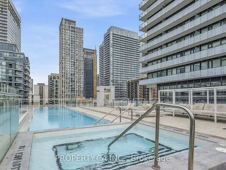 161 Roehampton Ave #3205 — Photo 35