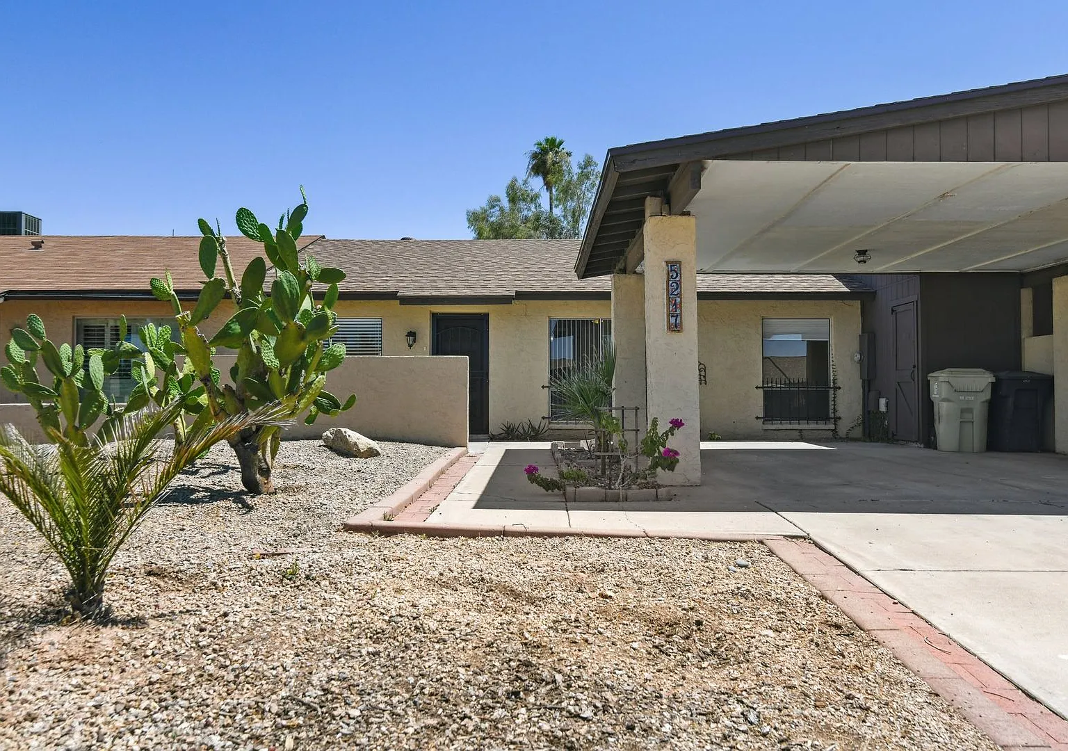 3 Bedroom Townhome in Glendale — Photo 1
