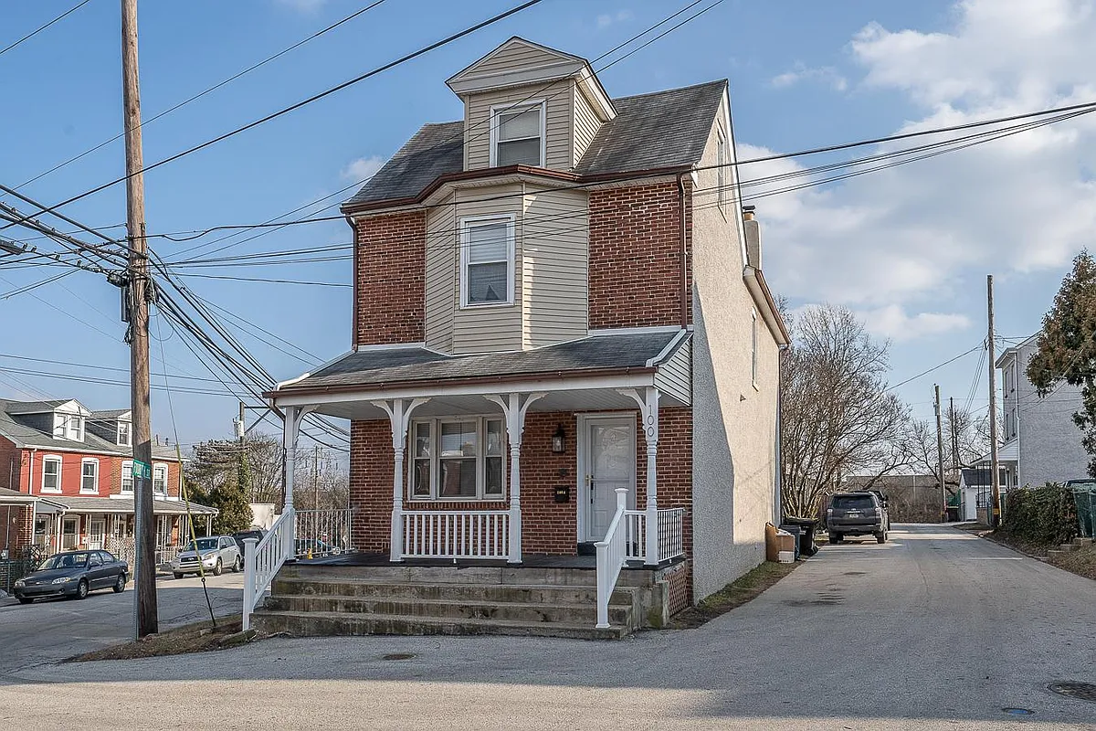 Building Photo - 899 Center St #A