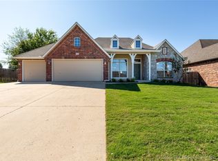 701 E Reno Pl, Broken Arrow, OK 74012