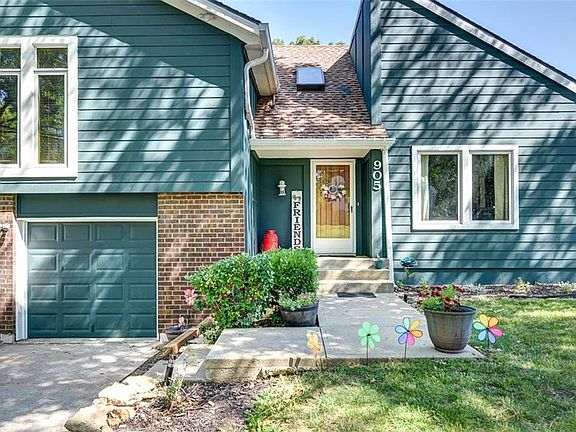 3rd image of 905 NW Forest Dr