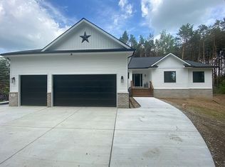 116 Howard Lake Rd, Leonard, MI 48367