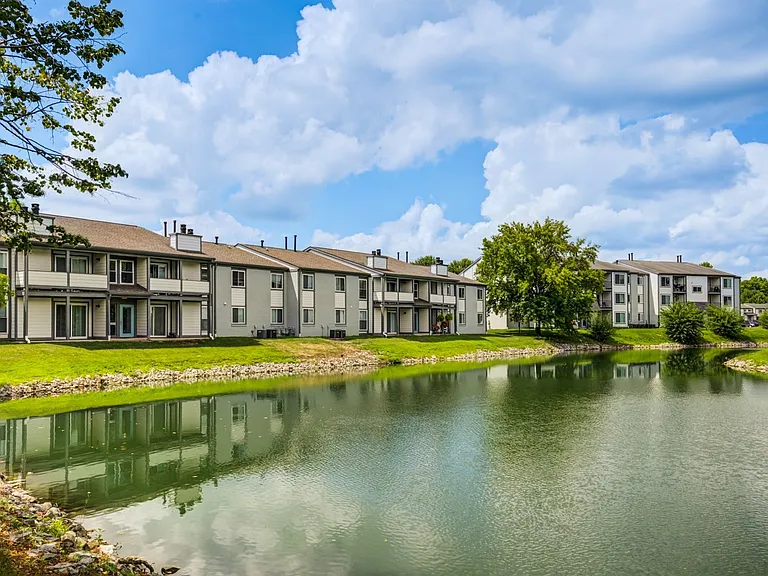 Lakeside Crossing at Eagle Creek Apartments and Townhomes — Photo 25