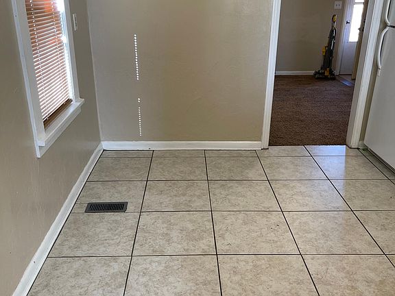 5th image of 410 E Comanche Ave