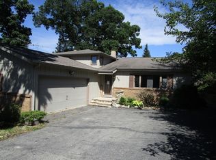 215 Lake Shore Dr, Oakwood Hills, IL 60013