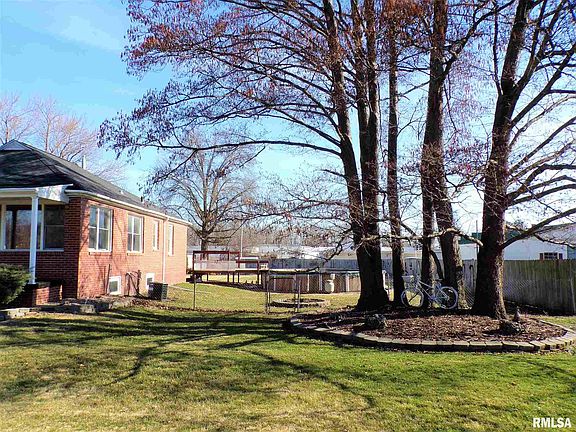 3rd image of 2053 Baird Ave