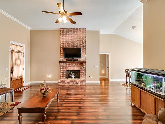 5th image of 145 Harvey Cir