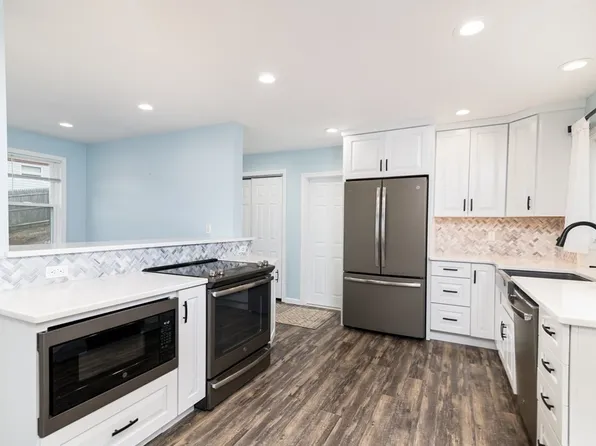 37 Edgehill Rd, Taunton, MA 02780