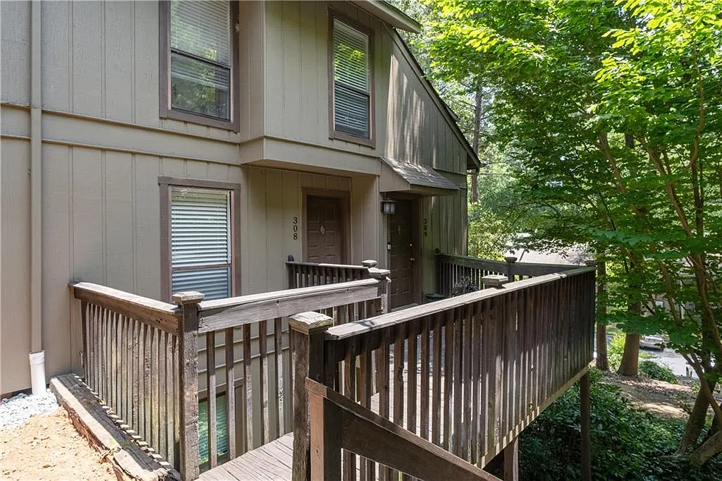 2 bed, 1.0 bath, 1073 sqft, $1,795 — Photo 2
