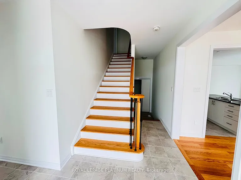 165 Wilmot Rd — Photo 37