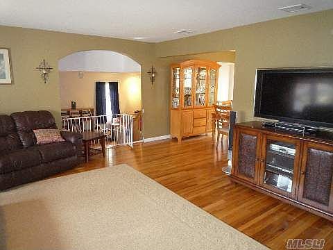 5th image of 2092 Rosemont St