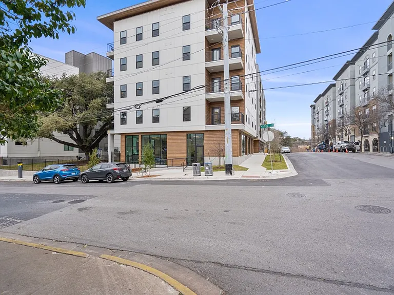 2500 Longview St #105 — Photo 23