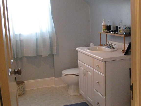 2nd flr 1/2 bath