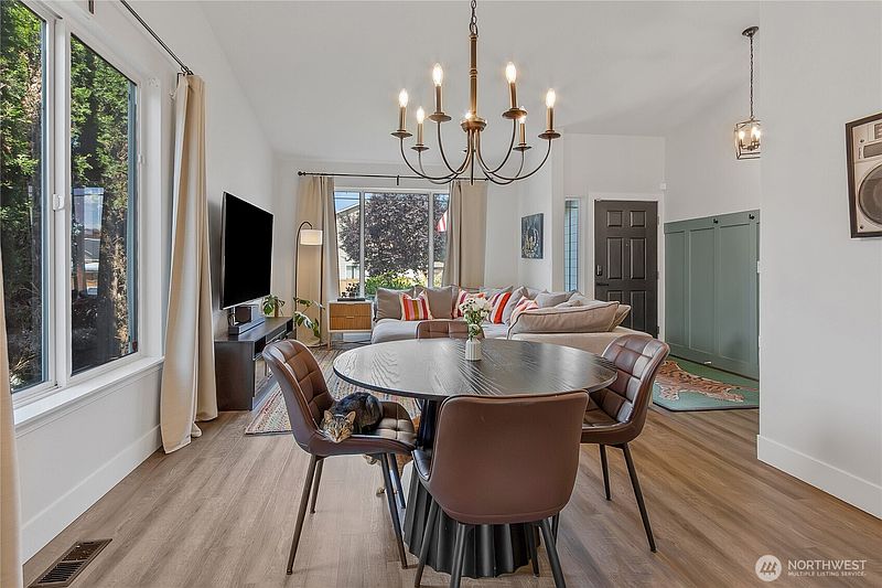 4th image of 9016 190th Street E