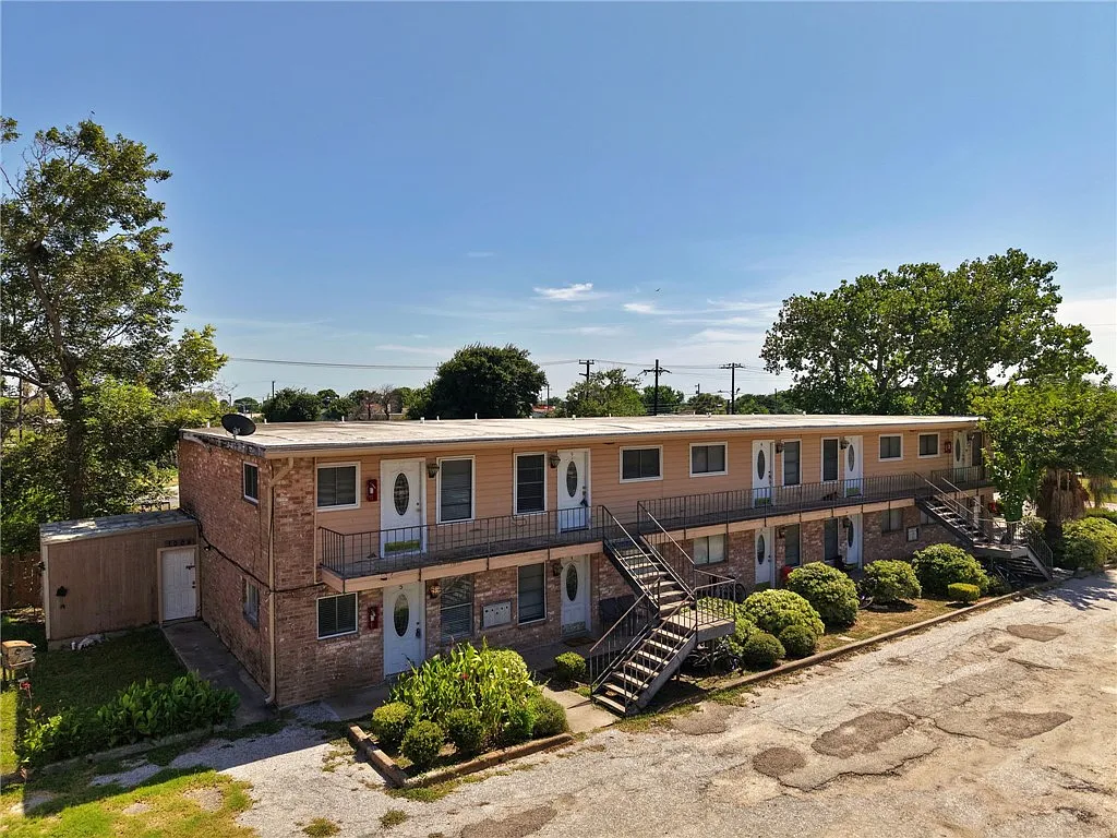 2 bed, 1.0 bath, 777 sqft, $1,040 — Photo 2