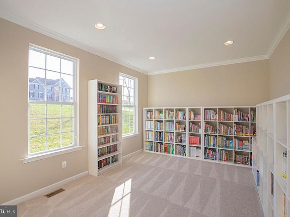 5th image of 85 Rebecca Dr