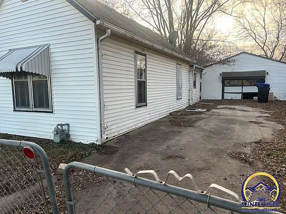 5th image of 825 NE Strait Ave