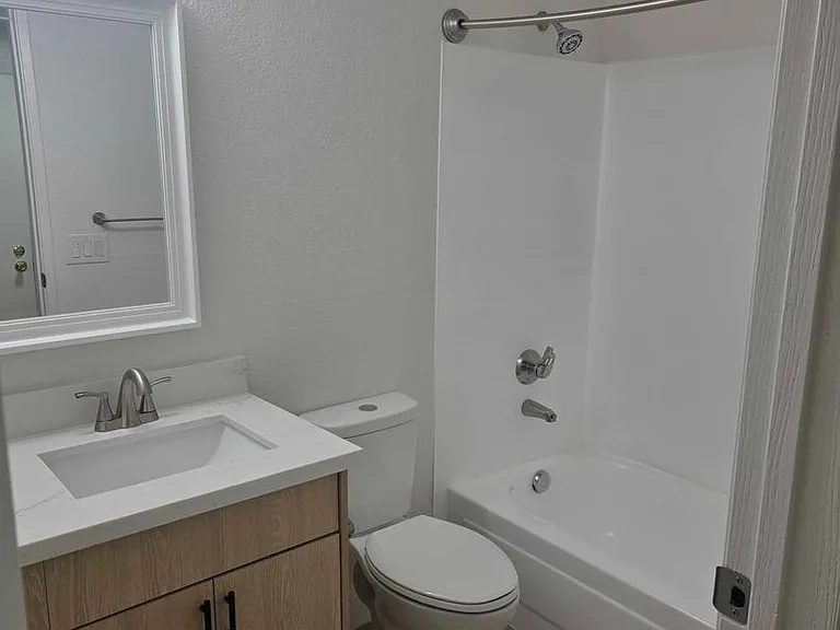 Wellington Place Apartments — Photo 31