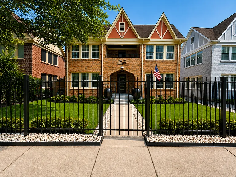 1908 Calumet St — Photo 1