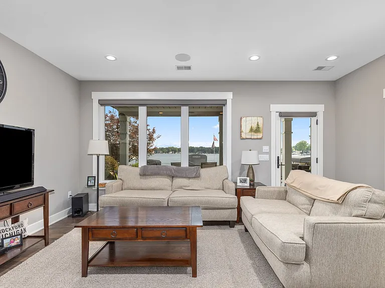 7002 Silver Lake Dr NE — Photo 24