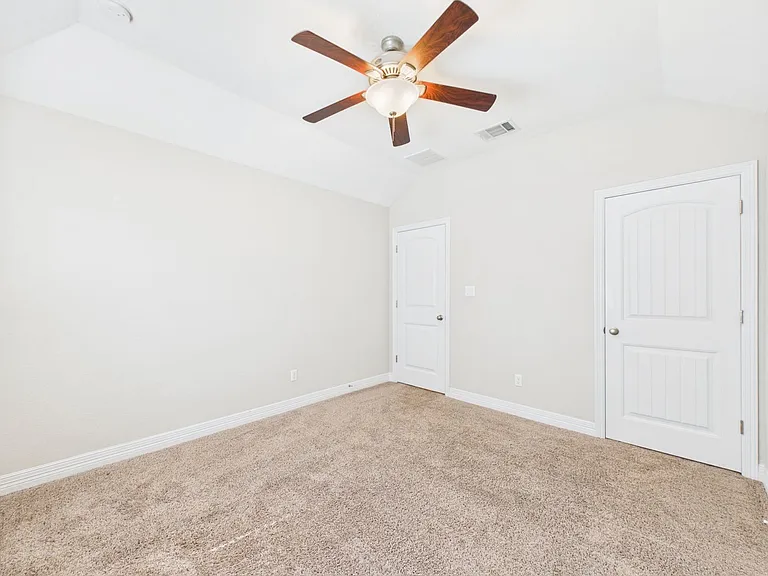 105 Auburn Cv — Photo 46