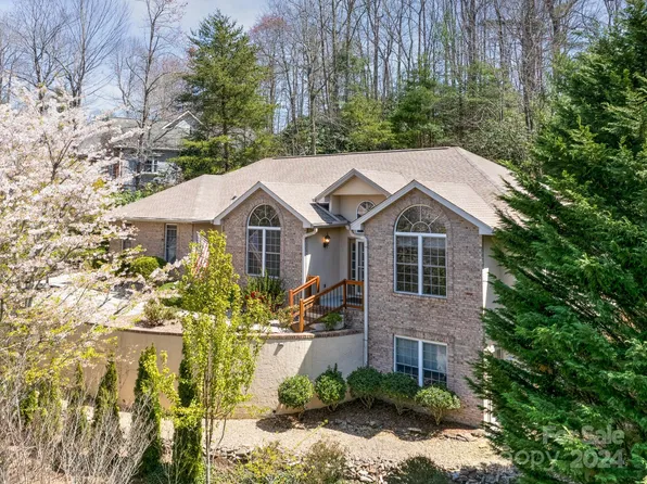 207 Tallyho Ln, Hendersonville, NC 28791