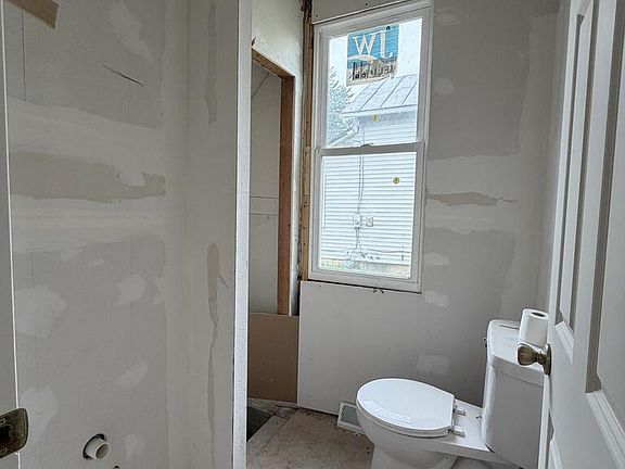 4th image of 565 S Spring St