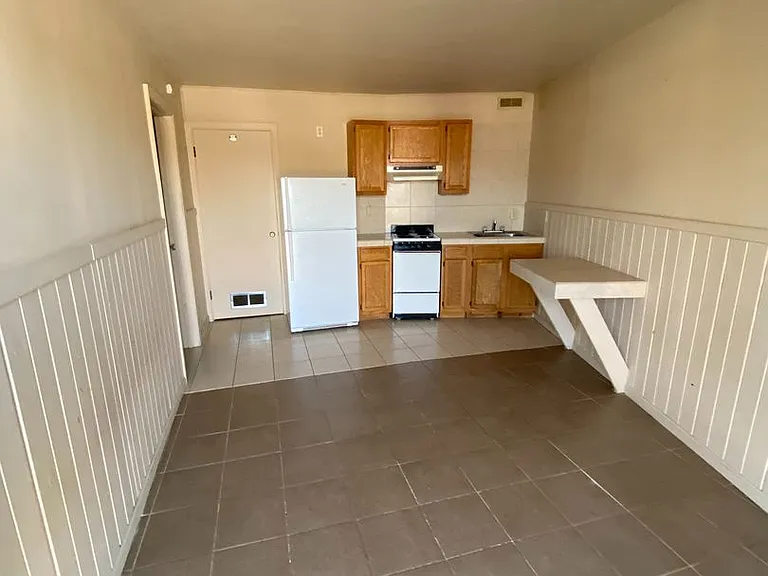 1322 Avenue C — Photo 2