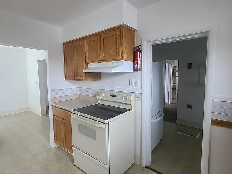 372 SW Donald St — Photo 4