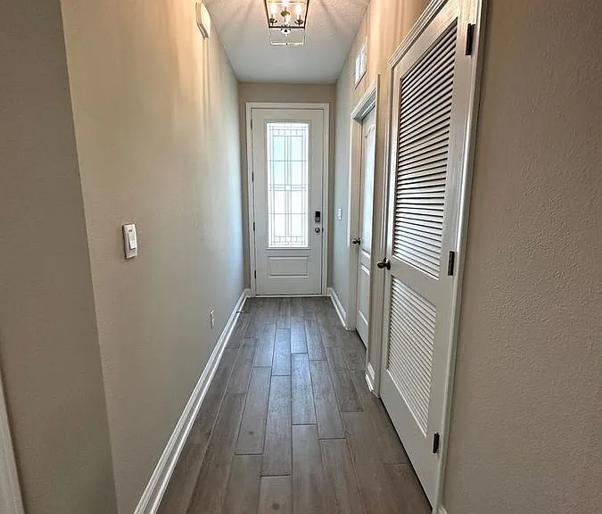 319 Greenway Ln — Photo 6