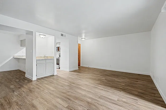 3 bed, 2.0 bath, 1323 sqft, $1,960 — Photo 4