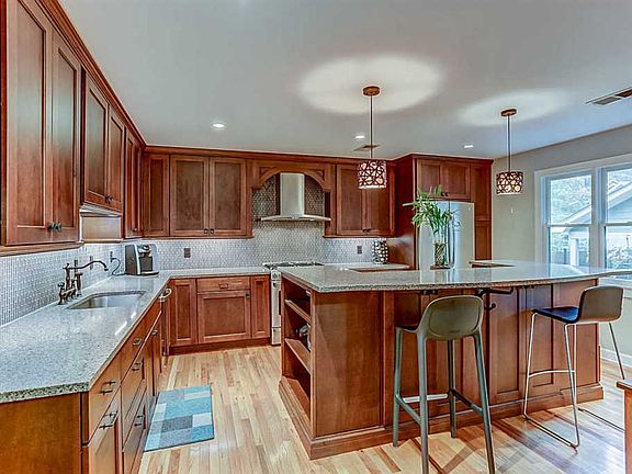 5th image of 2066 Carr Ave