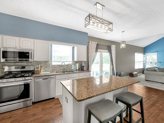 3rd image of 6048 Trent Ct