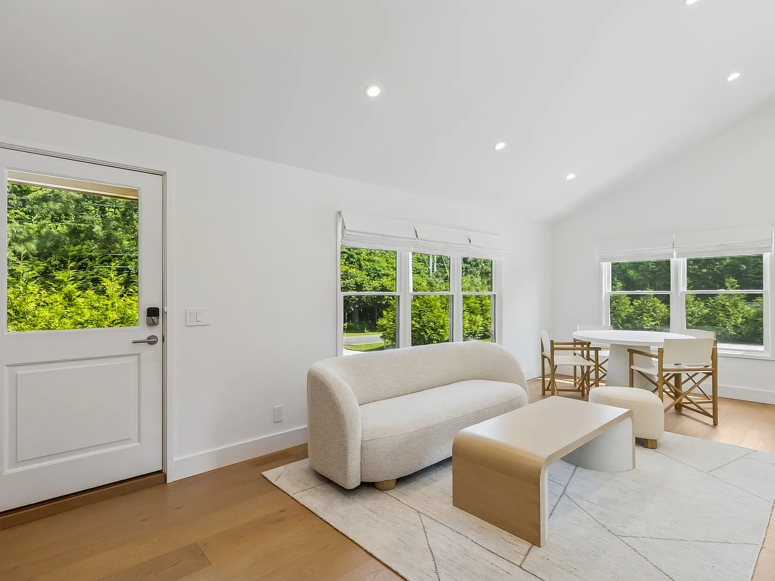 Charming East Hampton Cottage: 3 Bedrooms | 2 baths — Photo 3