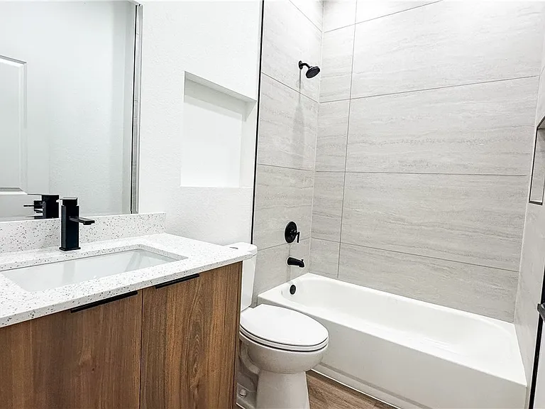 1148 Craft St E — Photo 8