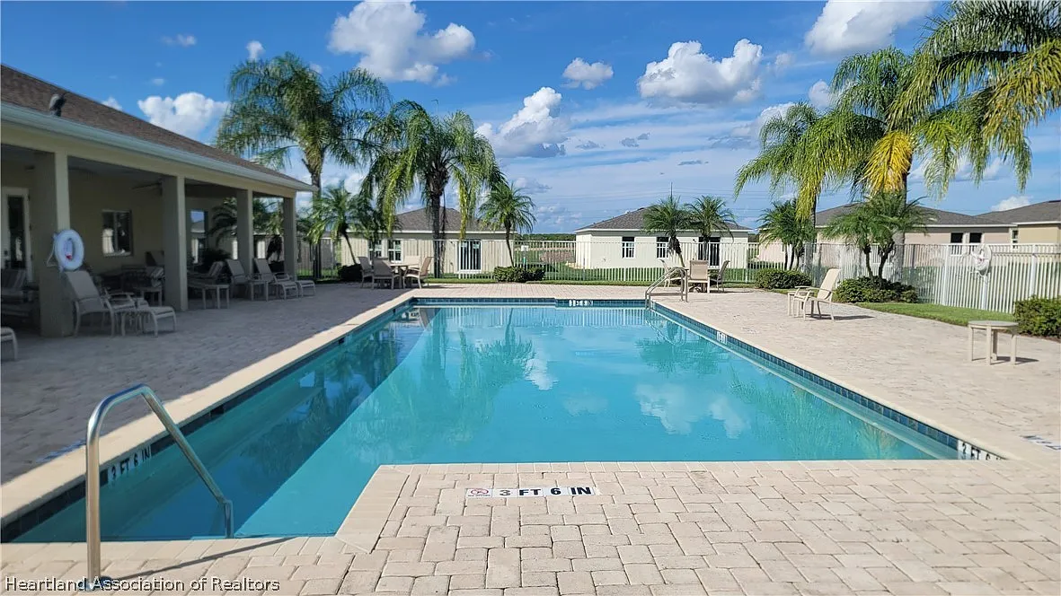 3 bed, 2.5 bath, 2047 sqft, $2,100 — Photo 2