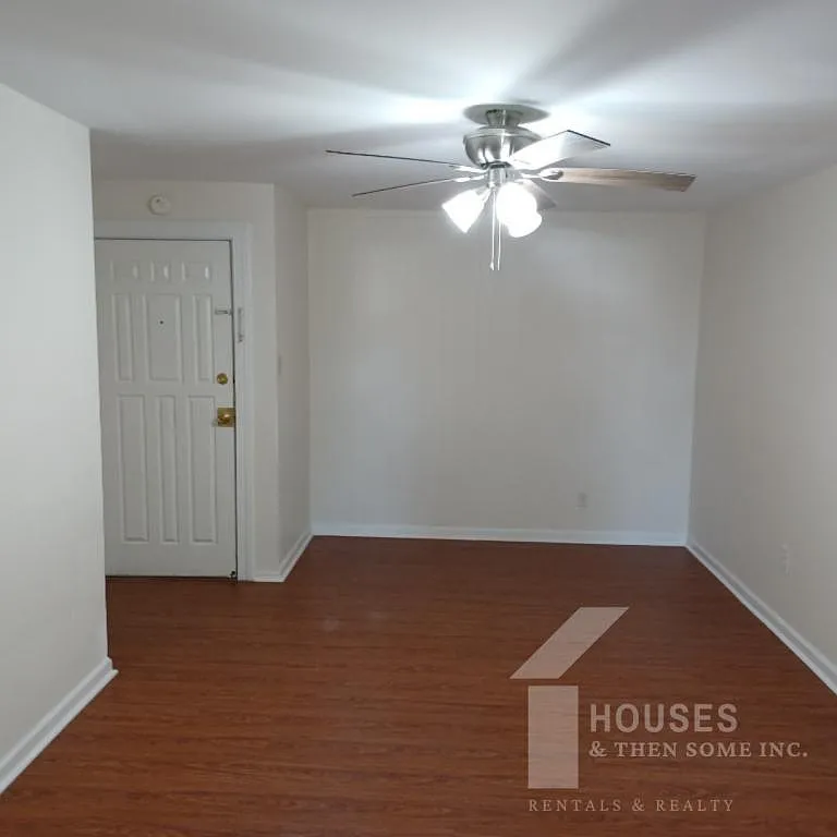 601 W Floyd Baker Blvd #3C — Photo 2