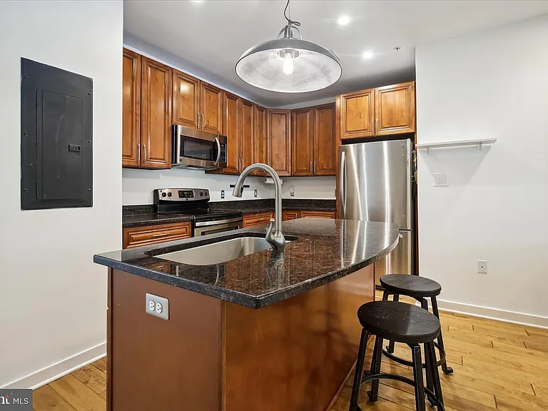 1921 2nd St NE #102 — Photo 4