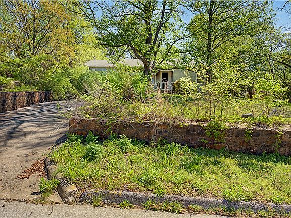 4th image of 220 S Locust Ave