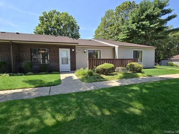 729 Hilltop Court #729, Coram, NY 11727