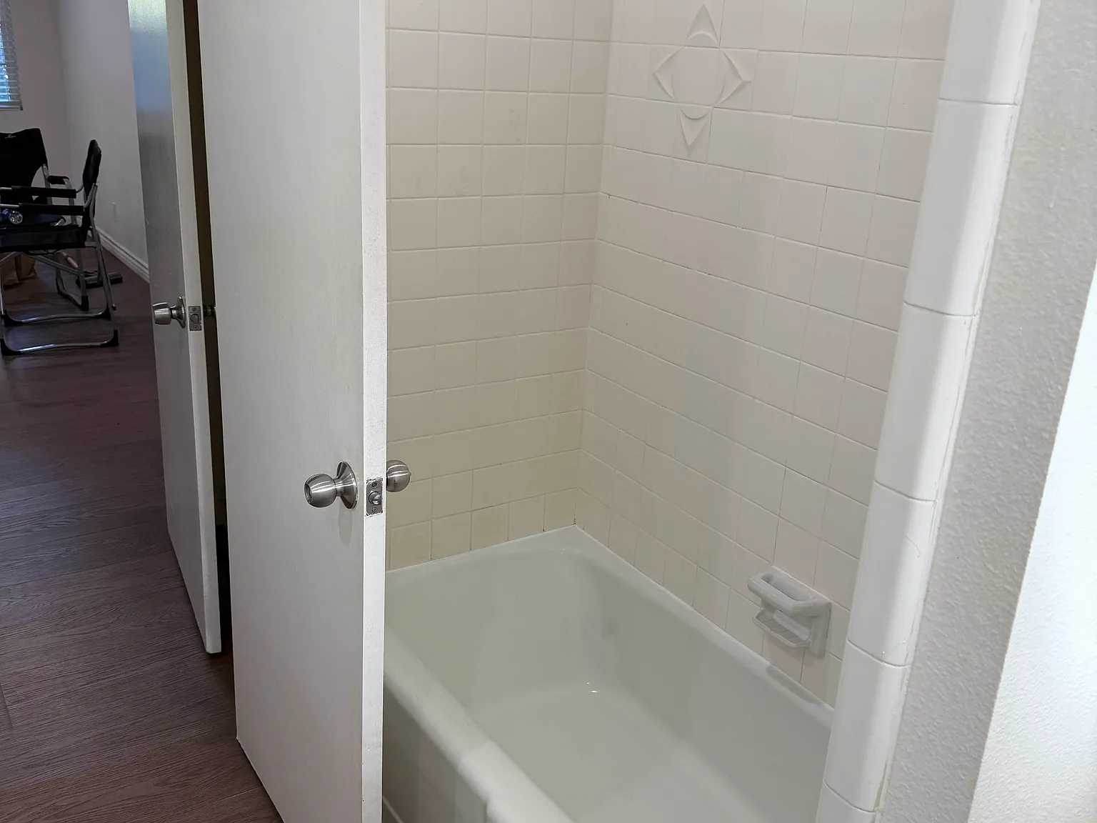 1 bed, 700 sqft, $2,400 — Photo 2