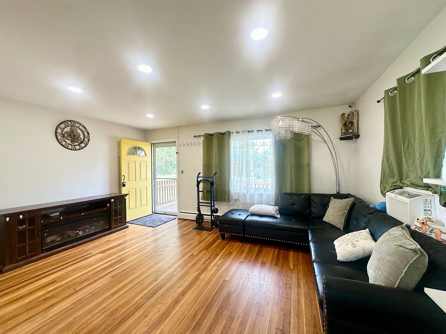 3 bed, 864 sqft, $2,400 — Photo 4