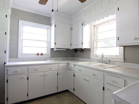 5th image of 717 Logan Ct