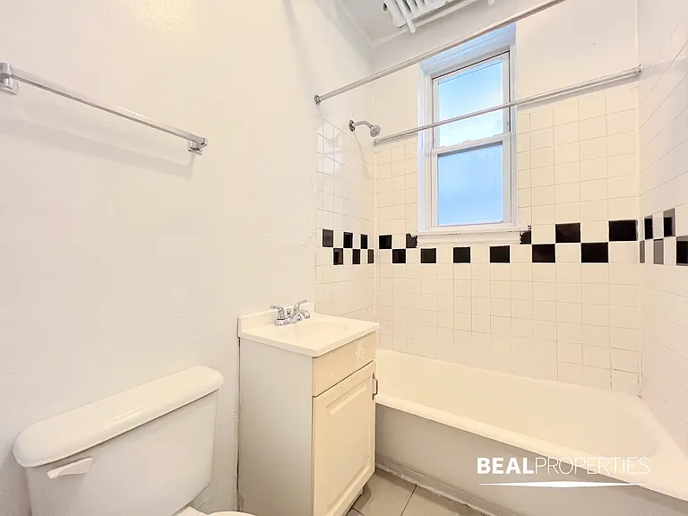 2827 N Burling — Photo 8