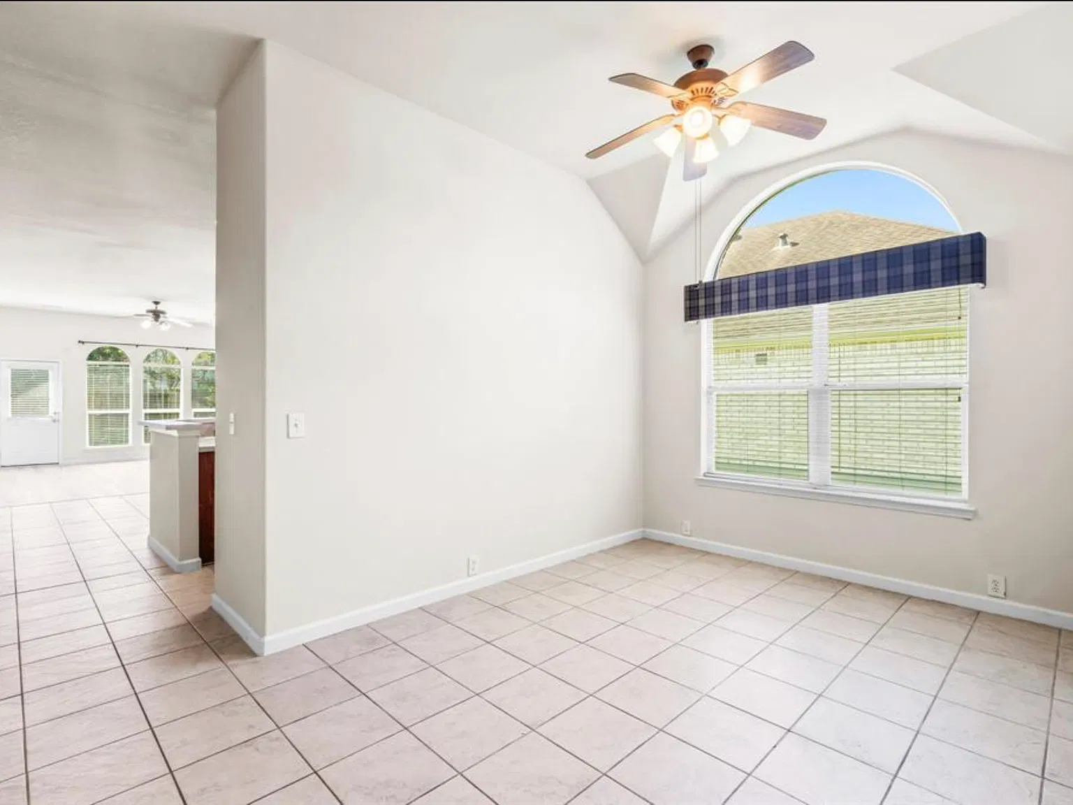 3 bed, 2036 sqft, $2,195 — Photo 2